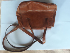 Borsa da donna realizzata in pelle lavorata marca: Coccinelle Made In Italy