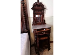 Letto matrimoniale e comodini