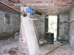 Rif. 108 casale con 4 ettari in Avigliano Umbro