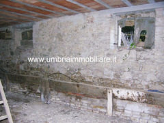 Rif. 108 casale con 4 ettari in Avigliano Umbro