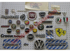 Fregi, marchi, sigle, scritte, stemmi automobilistici