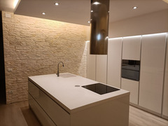 cucina laccata lucida con isola indipendente