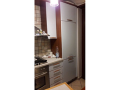 Cucina comprensiva di elettrodomestici