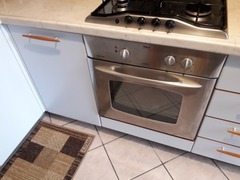 Cucina comprensiva di elettrodomestici