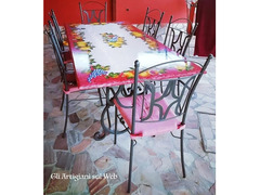 Tavoli in pietra lavica con decorazioni a mano