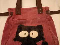 Borsa bordeux con gatto nero
