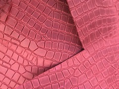 Pellame a vacchetta stampato colore rubino