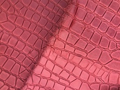 Pellame a vacchetta stampato colore rubino