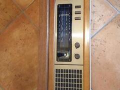 Testata letto vintage con radio e faretti