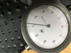 Cuoio a borchie in rilievo per collari e bracciali