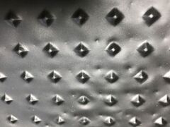 Cuoio a borchie in rilievo per collari e bracciali