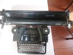 Macchina da scrivere Olivetti M40.