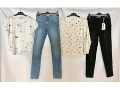 Stock di abbigliamento estivo