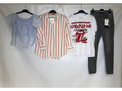 Stock di abbigliamento estivo