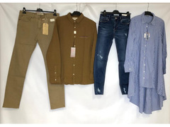 Stock di abbigliamento estivo