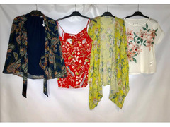 Stock di abbigliamento estivo