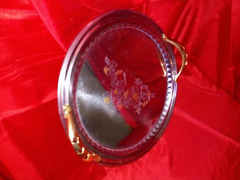 Vassoio in acciaio decorato in oro
