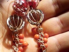 Pendenti con perle di Murano e perle di corallo rosso.