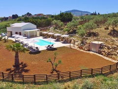 Vacanze in Sicilia, camere + colazione, piscina e area barbecue