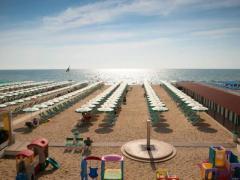 Cabina con tavolo - ombrellone e due sdraio - MESE DI AGOSTO