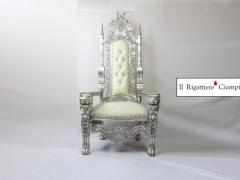 Trono con leoni bianco e argento barocco con capitonné