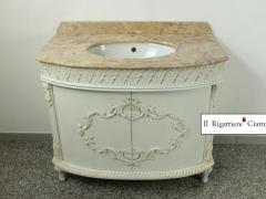 Bagno con lavabo in avorio con piano in marmo