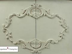 Bagno con lavabo in avorio con piano in marmo