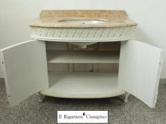 Bagno con lavabo in avorio con piano in marmo