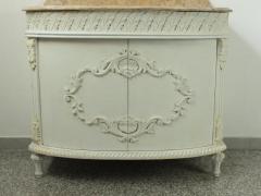 Bagno con lavabo in avorio con piano in marmo