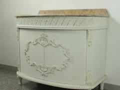 Bagno con lavabo in avorio con piano in marmo