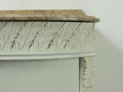 Bagno con lavabo in avorio con piano in marmo