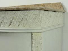 Bagno con lavabo in avorio con piano in marmo