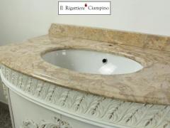 Bagno con lavabo in avorio con piano in marmo
