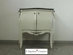 Mobile bagno bianco con marmo nero con sportelli