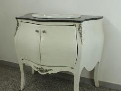 Mobile bagno bianco con marmo nero con sportelli