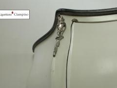Mobile bagno bianco con marmo nero con sportelli