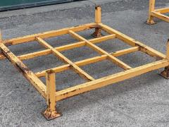 Pallet con montanti rimovibili
