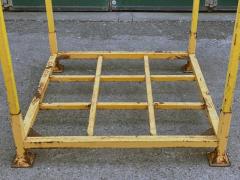 Pallet con montanti rimovibili