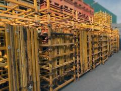 Pallet con montanti rimovibili