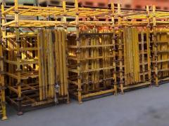 Pallet con montanti rimovibili