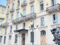 Prestigioso stabile d’ epoca, dispone di ampie aule e sala riunioni.