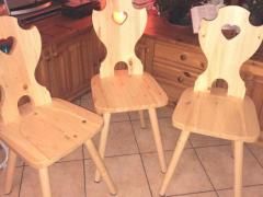 Sgabello e sedie in stile  tirolese con cuore/LEGNO ABETE o pino
