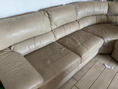 Divano SUARIA (Poltronesofà), in pelle, colore beige.