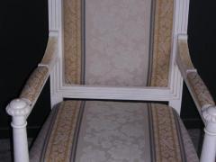 Poltrona Laccata Bianco Patinato e Imbottita da esposizione