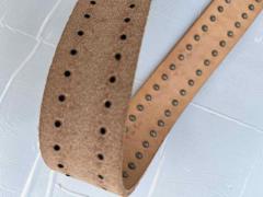 strisce in cuoio con borchie per cinture e collari