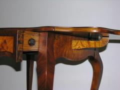 Tavolino Stile Luigi XV Mod. NAPOLEONE in radica di frassino olivato e noce.