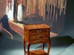 Comodino Epoca Transizione Mod. GRECA in noce e radica di frassino olivato.