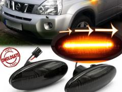 Frecce LED Dinamiche Laterali per Nissan X-Trail 2 (T31), SEQUENZIALI Omologate, Nere, CANbus No Err
