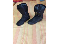 Tuta da moto cin stivali