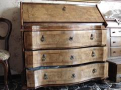COMO' ANTICO CON 3 CASSETTI SEGRETE A ANTA RIBALTA. ALL'INTERNO HA ALTRI 5 CASSETTI.